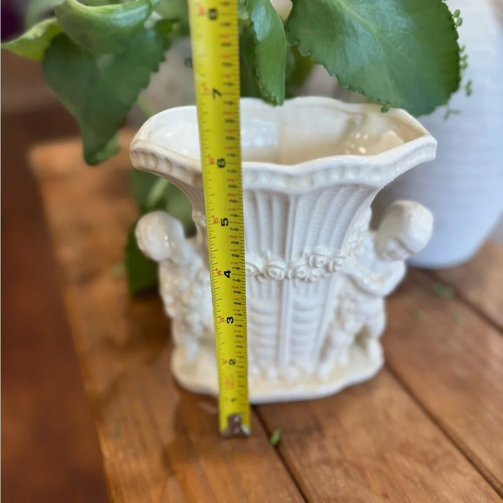 Antique English-like Ironstone‎ Elegant Cream Ceramic Vase with Cherub Design